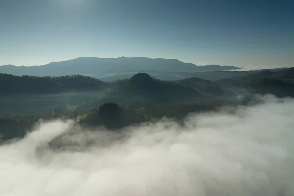 Mgła Porannym Lesie Zielonymi Górami Pang Puai Mae Moh Lampang — Zdjęcie stockowe