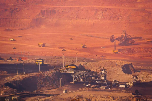 Duże Maszyny Pojazdy Górnictwo Transport Węgla Kopalń Wytwarzania Energii Elektrycznej — Zdjęcie stockowe
