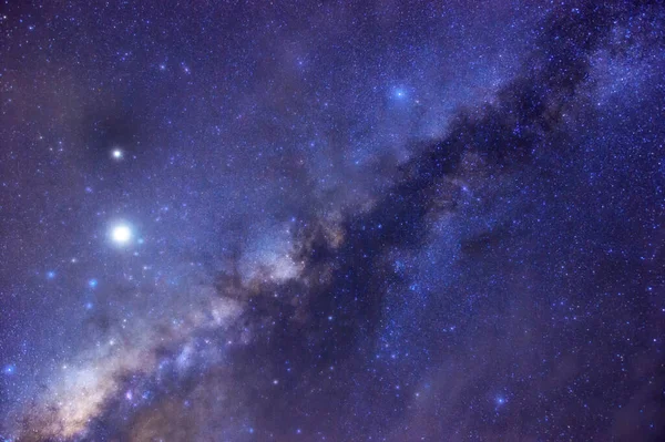 银河系 星辰和宇宙中的太空尘埃 高速曝光 银河系五彩斑斓的夜景 夏天的星空 美丽的宇宙 太空背景 — 图库照片