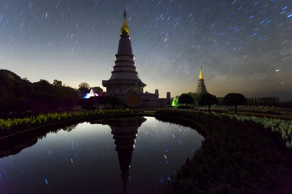 Sentiers Étoilés Déplaçant Sur Temple Sacré Parc National Doi Inthanon — Photo