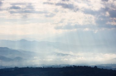 Gökyüzü manzaralı güzel sabah manzaralı altın gün doğumu ve yüksek dağlardaki ormanda sis akıyor. nan, Tayland.