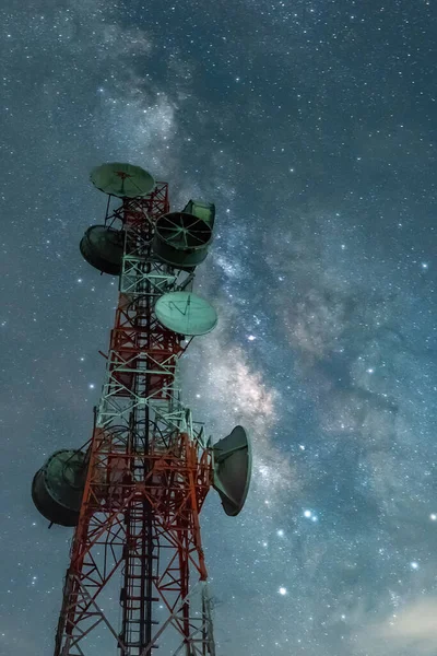 Estación Telecomunicaciones Por Noche Con Fondo Vía Láctea Torres Transmisión —  Fotos de Stock