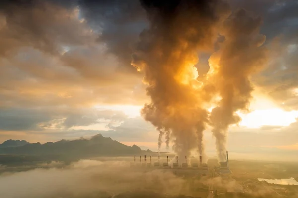 空中看煤电站在晨雾中 晨阳升起 煤炭发电厂和环境概念 煤和蒸汽 Mae Moh Lampang — 图库照片