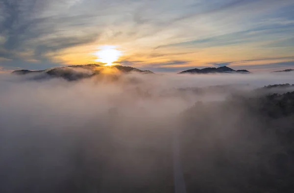 Flygfoto Vackert Panorama Över Morgonlandskapet Gyllene Soluppgång Och Dimman Rinner — Stockfoto