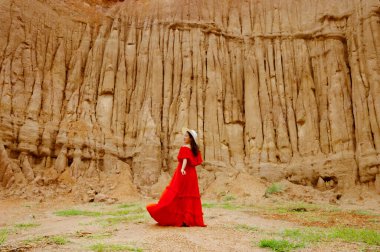 Kadınlar ve toprak dokuları aşınmış kumtaşı sütunlar, sütunlar ve uçurumlar, doğal su ve rüzgar erozyonu, Sao Din Na Noi, Hom Chom, Khok Suea Nan ilindeki Sri nan Milli Parkı 'nda.