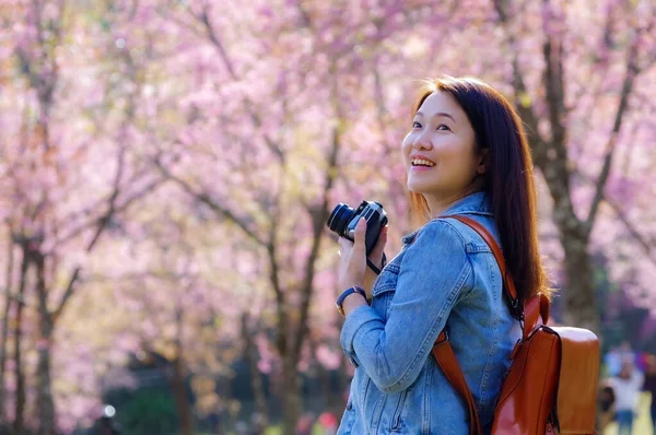 Beautiful Young Asian Backpacker Using Vintage Camera Take Photo Smiling — Stock Photo, Image