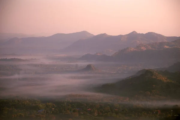 Flygfoto Vacker Morgon Landskap Gyllene Ljus Soluppgång Och Dimman Rinner — Stockfoto