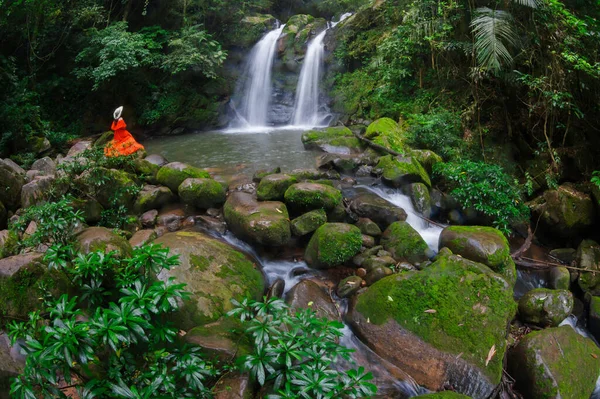 Красивая Женщина Красном Платье Перед Водопадом Сапан Национальный Парк Кхун Стоковая Картинка