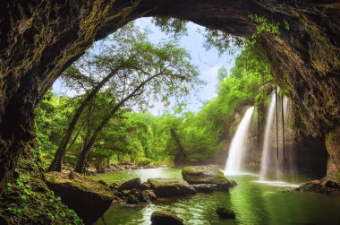 Heo ilgilenmemi şelale Khao Yai Milli Parkı'nda Tayland mağara.  