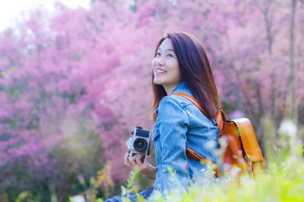 Beautiful Young Asian Backpacker Using Vintage Camera Take Photo Smiling — Stock Photo, Image