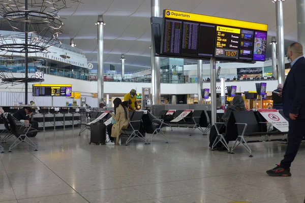 Heatrow International Airport London Storbritannien Maj 2021 Passagerare Väntar Vid — Stockfoto