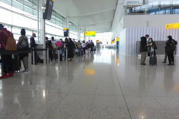 Heatrow International Airport Londres Reino Unido Maio 2021 Poucos Passageiros — Fotografia de Stock