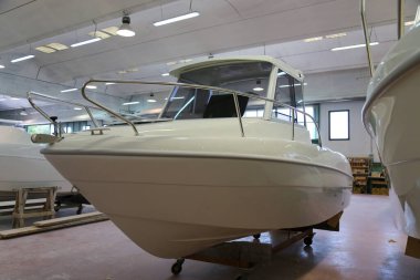 İnşaattaki sürat teknelerinin kapalı tersanesi