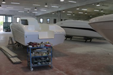 İnşaattaki sürat teknelerinin kapalı tersanesi