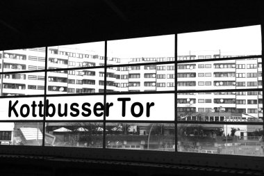 Belediye binaları ile Kottbusser Tor (Berlin U-Bahn) istasyon penceresi