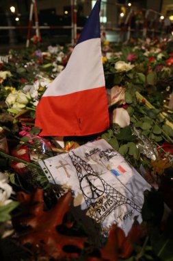 2015, Çiçekler, mumlar, bayraklar ve pankartlar vatandaşlar tarafından Fransa 'ya yapılan terör saldırısına destek için kondu.