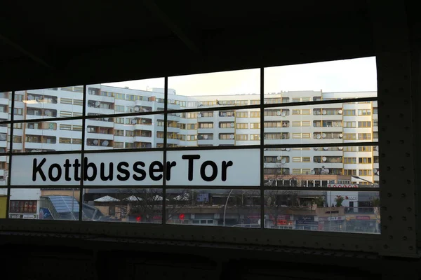 Belediye binaları ile Kottbusser Tor (Berlin U-Bahn) istasyon penceresi