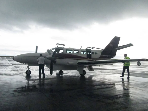 Pistteki Tropikal Bir Adada Küçük Bir Uçak Nsanlar Yağmurun Altında — Stok fotoğraf