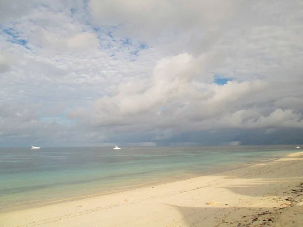 Desroches島の機嫌の良い空を持つ熱帯ビーチ — ストック写真