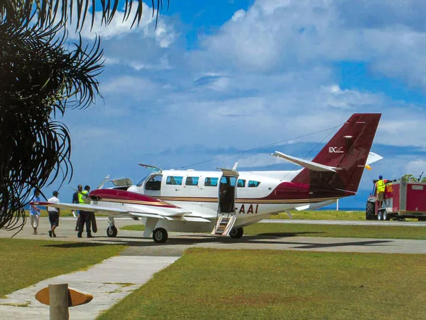 Tropikal Bir Pistte Küçük Bir Uçak Etrafta Mavi Gökyüzü Ile — Stok fotoğraf