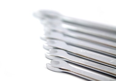 İngiliz anahtarı ve beyaz arka plan üzerinde araçları