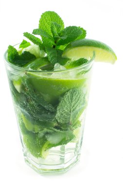 Mojito beyaz zemin üzerine