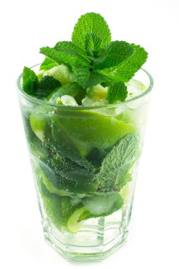 Mojito beyaz zemin üzerine