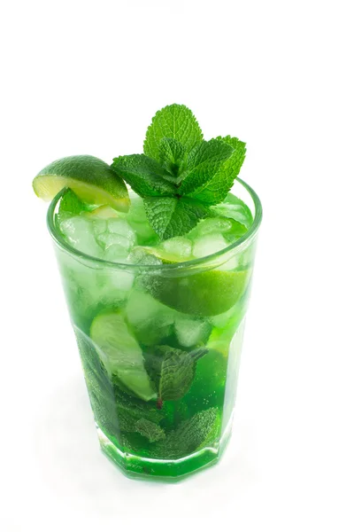 Mojito em um fundo branco — Fotografia de Stock