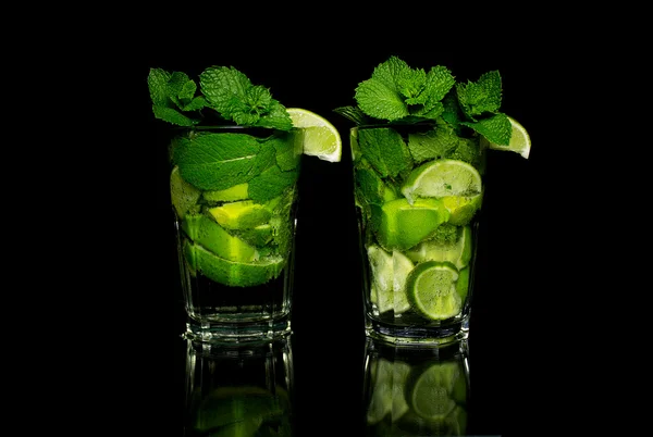 Mojito egy fekete háttér — Stock Fotó