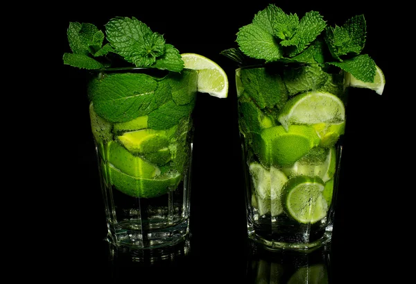 Mojito em um fundo preto — Fotografia de Stock