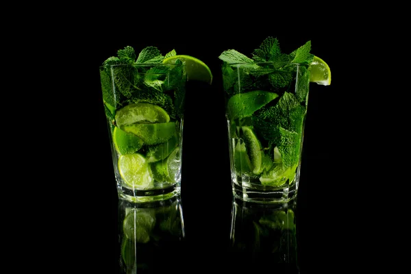 Mojito em um fundo preto — Fotografia de Stock