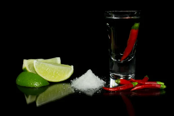 Tequila con peperoncino su sfondo nero — Foto Stock