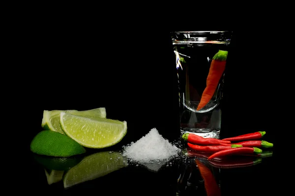 Tequila com pimenta sobre fundo preto — Fotografia de Stock