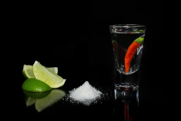 Tequila con peperoncino su sfondo nero — Foto Stock