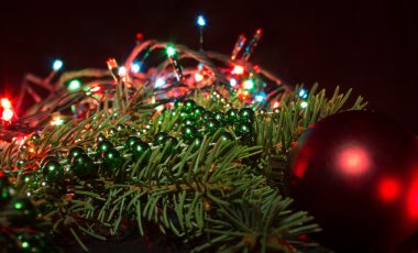 çelenk ve çam dalları ile Noel topları