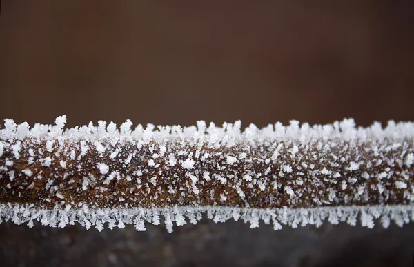 Gelo sul tubo metallico — Foto Stock