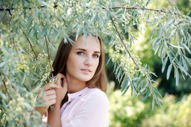 güzel portre çekici genç bir kadın ağacının altında