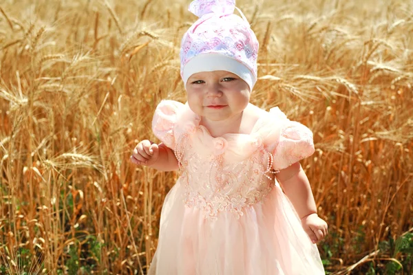 Portrait of little child girl in wheat field alone, in white hat — Stock Photo, Image