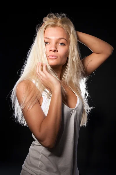 Close-up studio portret van aantrekkelijk meisje op de zwarte achtergrond — Stockfoto