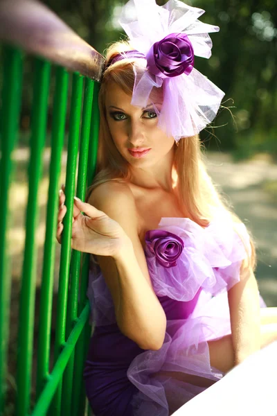 Primer plano retrato glamoroso joven rubia, posando en vestido violeta —  Fotos de Stock