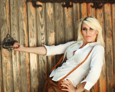 Genç yaşlı moda kız poz vintage ahşap kapı