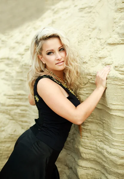 Closeup fashion blond girl in black dress posing in sand desert — Stock Photo, Image