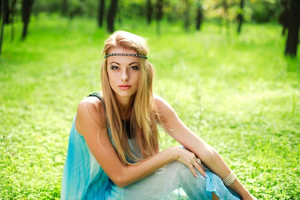 Portret van mooi meisje in groen park — Stockfoto