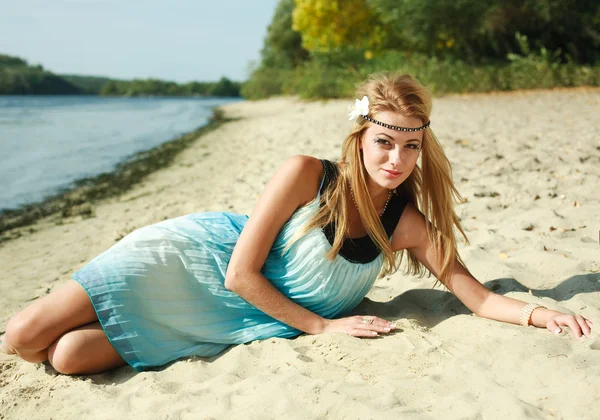 Porträtt av vacker flicka poserar på sand stranden av floden — Stockfoto