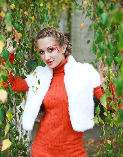 Retrato chica con estilo en naranja —  Fotos de Stock