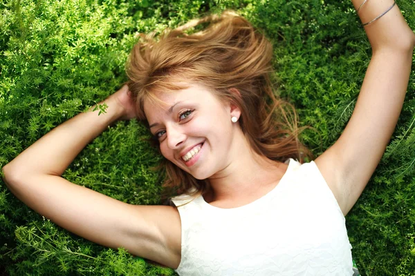 Close up portrait young happy girl on green grass — Stock Photo, Image