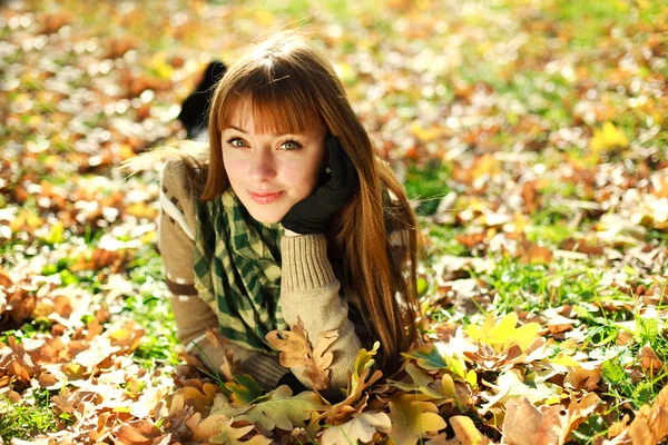 黄色叶子的秋天女孩的户外肖像 — 图库照片