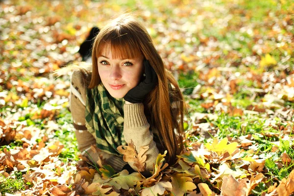 Porträt eines Herbstmädchens in gelben Blättern — Stockfoto