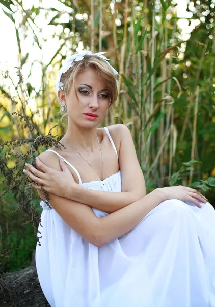 Porträtt av vacker flicka i vit klänning utomhus — Stockfoto