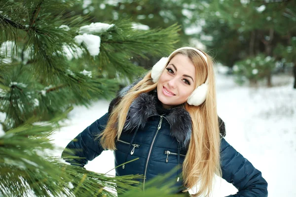 Retrato de hermosa chica sonriente en madera de pino de invierno nevado —  Fotos de Stock